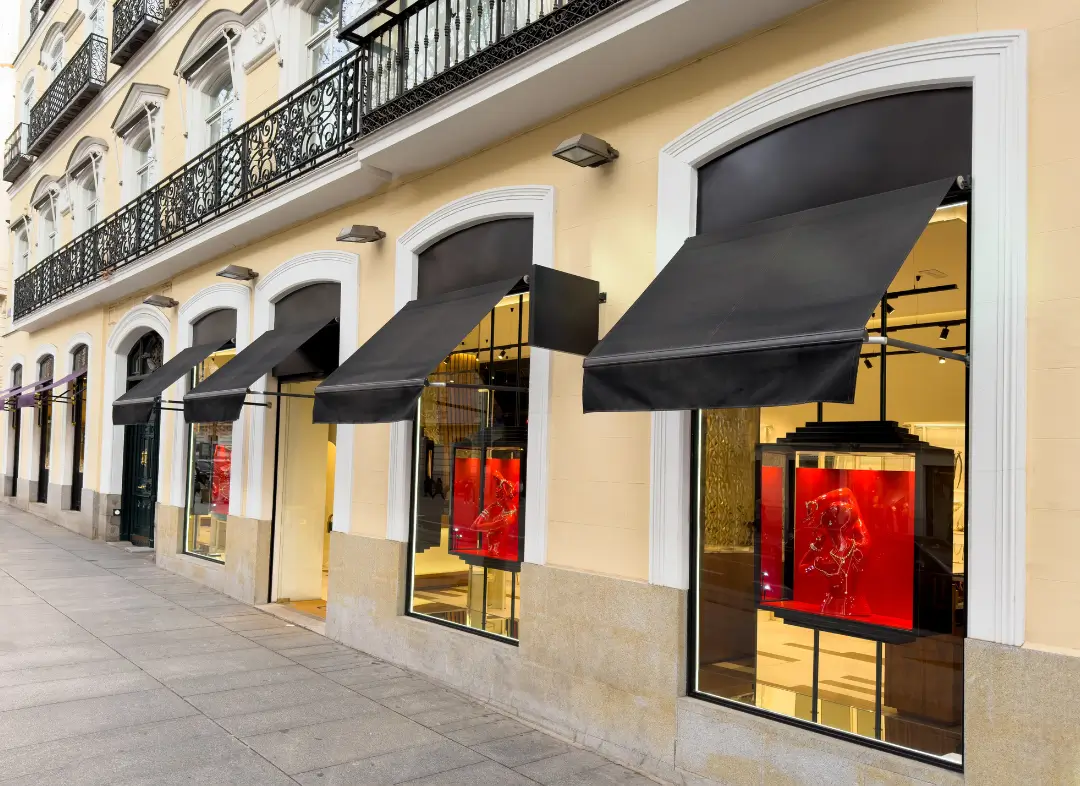 Façade vitrine de magasin en aluminium sur mesure à Boulogne-sur-Mer